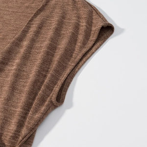 Detail des braunen ärmellosen Oberteils mit Stricktextur und Armausschnitt