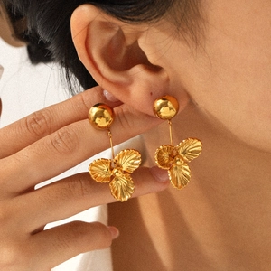 Boucles Oreilles Pendantes Fleurs Élégantes Plaqué Or 18K Acier Inoxydable Pétales Texturés Style Rétro INS Pour Femmes