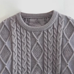 Maglione grigio a maglia a trecce con motivo a rombi e classico girocollo da donna