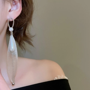 Close-up of silver mesh pearl tassel earrings featuring elegant water drop fringe details