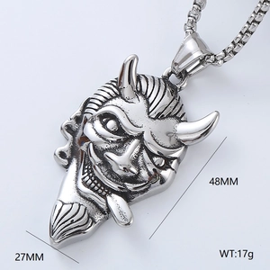 Vue détaillée du pendentif masque de démon argenté mesurant 48mm de haut et 27mm de large