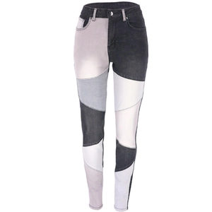 Dettaglio dei jeans skinny elasticizzati patchwork nei colori nero, grigio e bianco