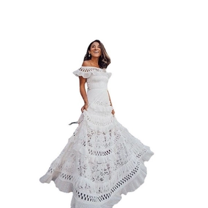 Schulterfreies weißes Spitzenkleid im Boho-Stil mit Stufenrock und Häkel-Details