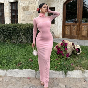 Détail de la robe rose en maille transparente à manches longues et coupe ajustée