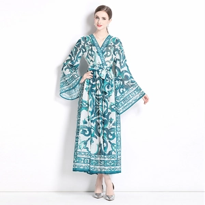 Robe col en V à imprimé porcelaine bleue et blanche avec ceinture et manches chauve-souris