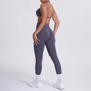 Dettaglio del reggiseno sportivo incrociato e leggings a vita alta nel set fitness viola