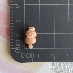 Mesure détaillée d'un petit pendentif en résine en forme de sac porte-bonheur DIY