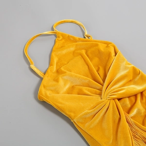 Détail de la robe licou en velours jaune montrant le nœud torsadé et les franges