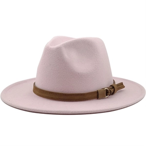 Detail eines rosa Wollfilzhuts mit braunem Lederband und goldener Schnalle für Damen