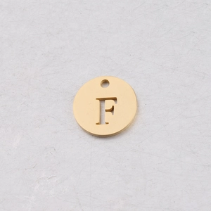 Vue détaillée d'un pendentif rond de 12mm en acier inoxydable doré avec la lettre F évidée