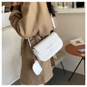 Détail du sac à bandoulière blanc en cuir grainé avec son mini porte-monnaie rond