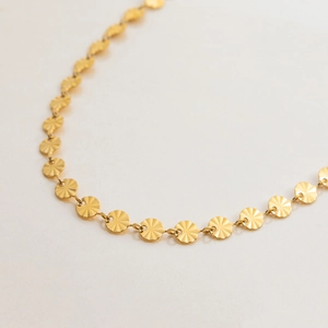 Dettaglio della collana in acciaio inossidabile 18K con paillettes testurizzate a raggiera