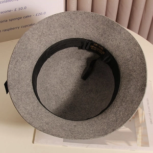 Vue détaillée du matériau 100% laine et de la bande intérieure de ce chapeau gris élégant