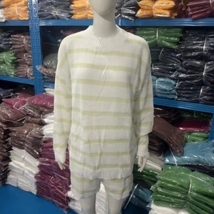 Dettaglio del set due pezzi in maglia a righe con top a maniche lunghe e pantaloncini abbinati