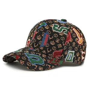 Klassieke zwarte jacquard baseballpet met goud monogram en kleurrijk borduurwerk