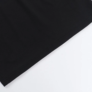 Gros plan détaillé sur l'ourlet à double aiguille et le tricot du haut noir femme