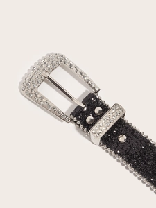 Détail macro de la boucle en alliage argenté avec strass sur ceinture noire à paillettes