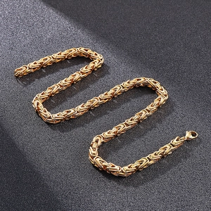 Dettaglio di una catena reale bizantina dorata con chiusura a moschettone su fondo nero