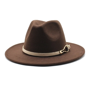 Détail d'un chapeau fedora en laine marron foncé avec bande en cuir beige et boucle dorée