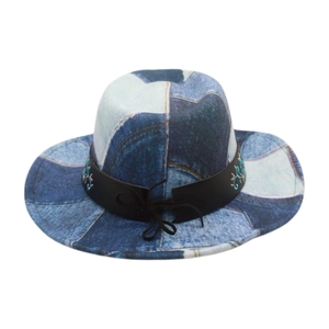 Détail d'un chapeau fedora en patchwork de denim avec broderie et ruban noir décoratif