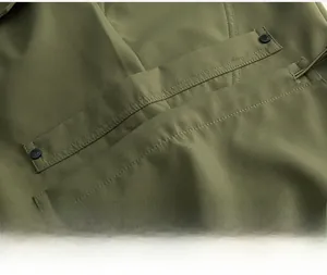 Detalle del pantalón cargo verde militar con botón de presión y tejido de sarga resistente