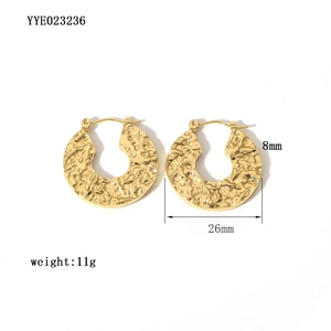 Détail de boucles d'oreilles en C plaquées or 18K avec taille 26mm et épaisseur 8mm