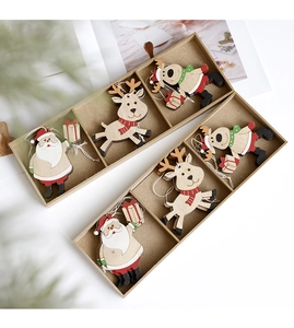 Detailweergave van houten kerstversieringen met kerstman en eland in een houten doos