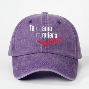 Détail d'une casquette en coton lavé violet vintage avec broderie de texte espagnol