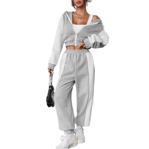 Detail of the gray and white contrast zipper hoodie and high-waisted jogger set