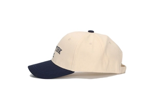Détail de la casquette en coton avec broderie New York et visière bleu marine