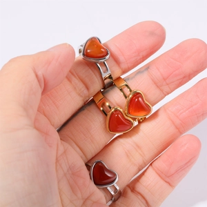 Vintage Herz-Ring mit rotem Achat in Gold und Silber Finish an der Hand gezeigt