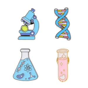 Set di 4 spille smaltate scientifiche con microscopio, elica DNA, boccetta e provetta