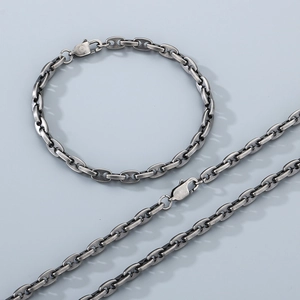 Vue détaillée de l'ensemble collier et bracelet à maillons ancre en argent vieilli