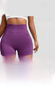 Dettaglio degli shorts da yoga viola in maglia senza cuciture ad alta densità ed elastici
