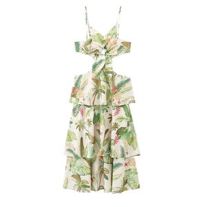 Détail de la robe maxi à imprimé tropical montrant la taille découpée et les volants