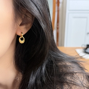 Minimalistische goldene strukturierte ovale Creolen mit elegantem mattem Metall-Finish