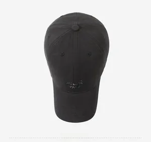 Vista dall'alto del berretto nero con ricamo CELEB PARIS grigio e trama in cotone twill