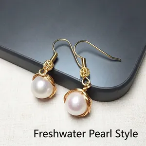Vue détaillée de boucles d'oreilles en perles d'eau douce avec design en fil d'or 14K