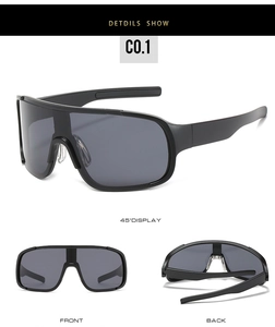 Mise en page en trois vues de lunettes de soleil de sport noires à grands verres gris