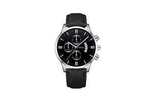 Détail macro de montre à quartz argentée avec trois sous-cadrans et bracelet en cuir noir