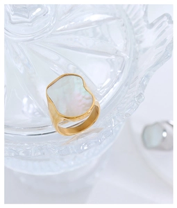 Dettaglio anello placcato oro 18K con intarsio in madreperla irregolare su vetro