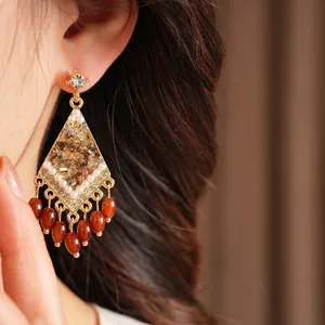 Elegantes pendientes vintage en forma de rombo con incrustaciones y borlas de cuentas