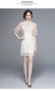 Détail de l'élégante broderie blanche et texture florale au crochet sur la robe
