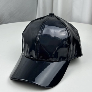 Détail de casquette de baseball en cuir verni noir brillant avec finition réfléchissante