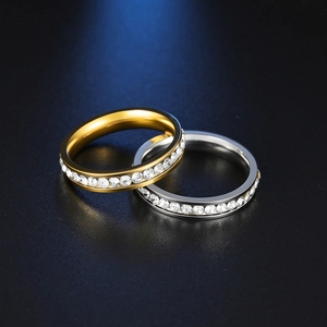 Anelli classici 4mm in acciaio inossidabile oro e argento con pavé di cristalli