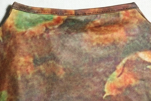 Détail de la couture du col rond et texture en maille sur cette robe imprimée vintage