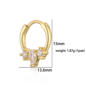 Dettaglio orecchino a cerchio dorato da 15mm con zirconi a goccia e misure tecniche del prodotto