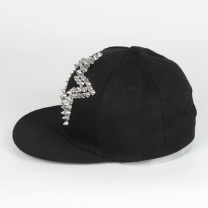 Detail von silbernen Nieten in Blitzform auf einer schwarzen Hip-Hop Snapback Mütze