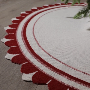 Gonna per albero di Natale in maglia crema con bordo smerlato rosso su legno