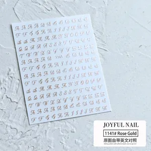 Detailweergave van roségouden 3D-nagelstickers met letters en zelfklevende achterzijde